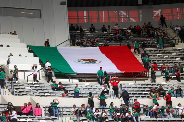 Estadio Azteca Aficionado Muere