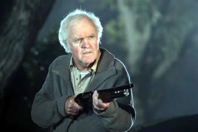 Actor James Handy apuñalado
